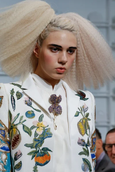 Look 10